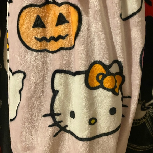 Hello Kitty Pumpkin Ghost Throw Blanket - Picture 3 of 3